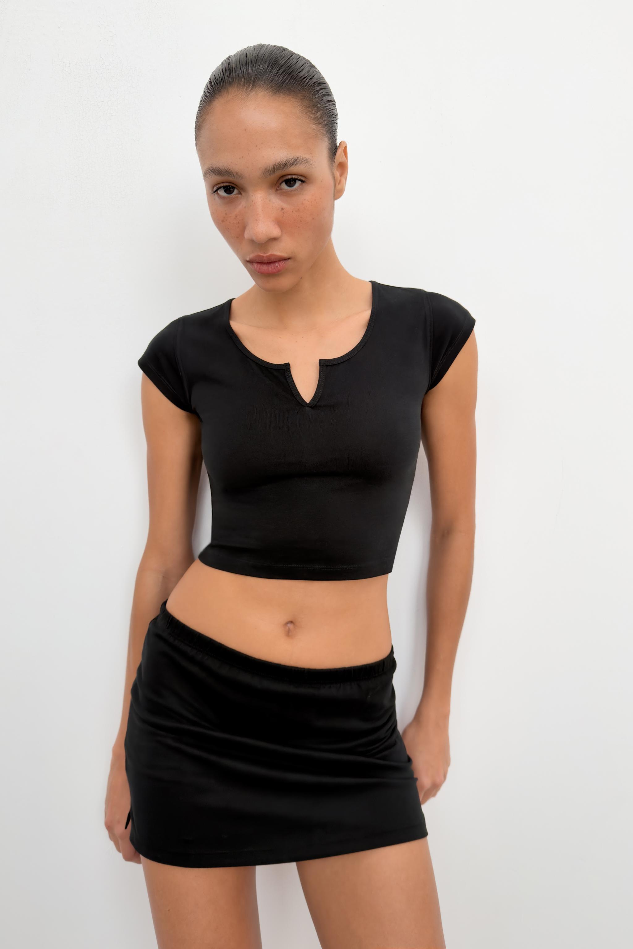 OPENING DETAIL CROP TOP